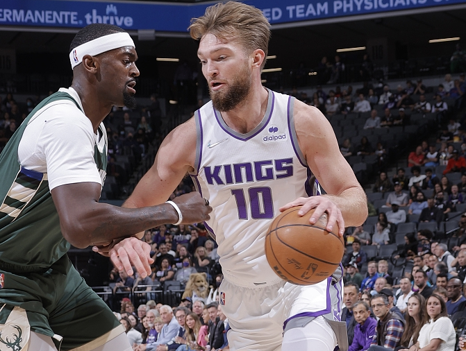  霍勒迪关键抢断助攻，雄鹿一秒绝杀送走尼克斯